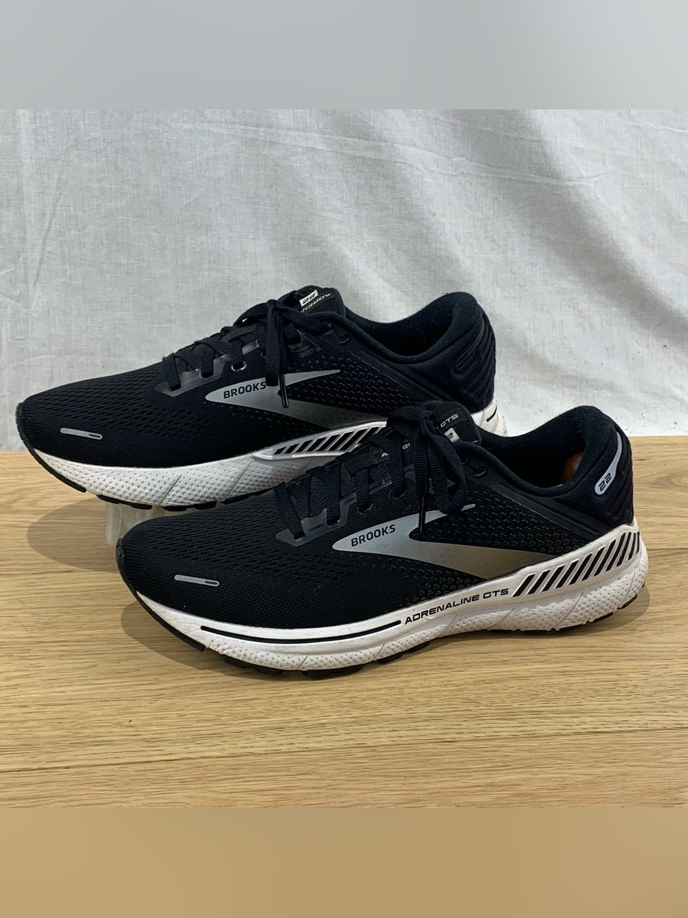 Brooks Adrenaline GTS 22 Women’s Running Shoes Size 11 B Black White Sneaker